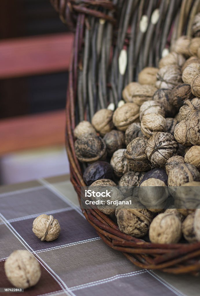 Cesto con noci - Foto stock royalty-free di Alimentazione sana