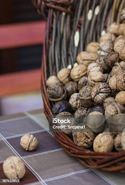 Cesto Con Noci - Fotografie stock e altre immagini di Alimentazione sana - Alimentazione sana, Alimenti secchi, Ambientazione esterna