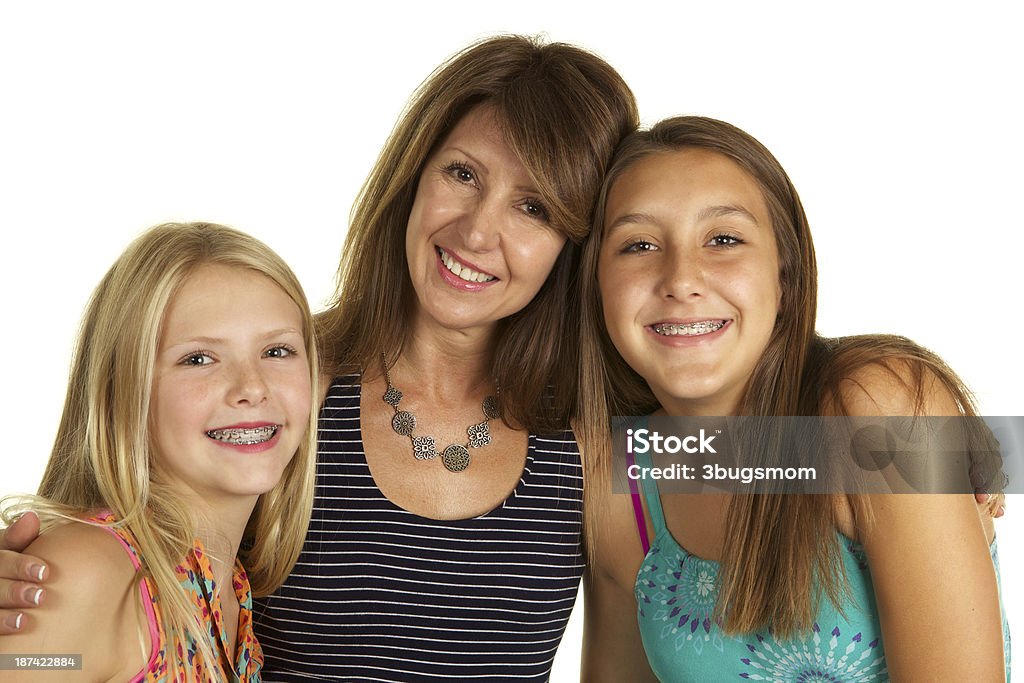 Hermosa madre e hijas sobre fondo blanco. - Foto de stock de Banda correctora libre de derechos