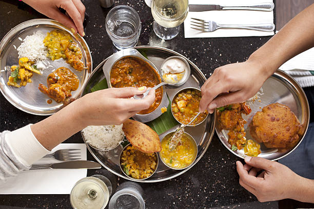 comida indiana - restaurant wine table table for two imagens e fotografias de stock