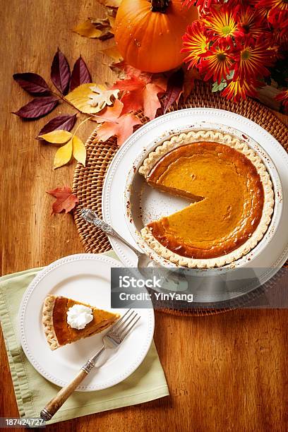 Torta Di Zucca Fetta Nel Tradizionale Autunno Sfondo Verticale - Fotografie stock e altre immagini di Torta di zucca