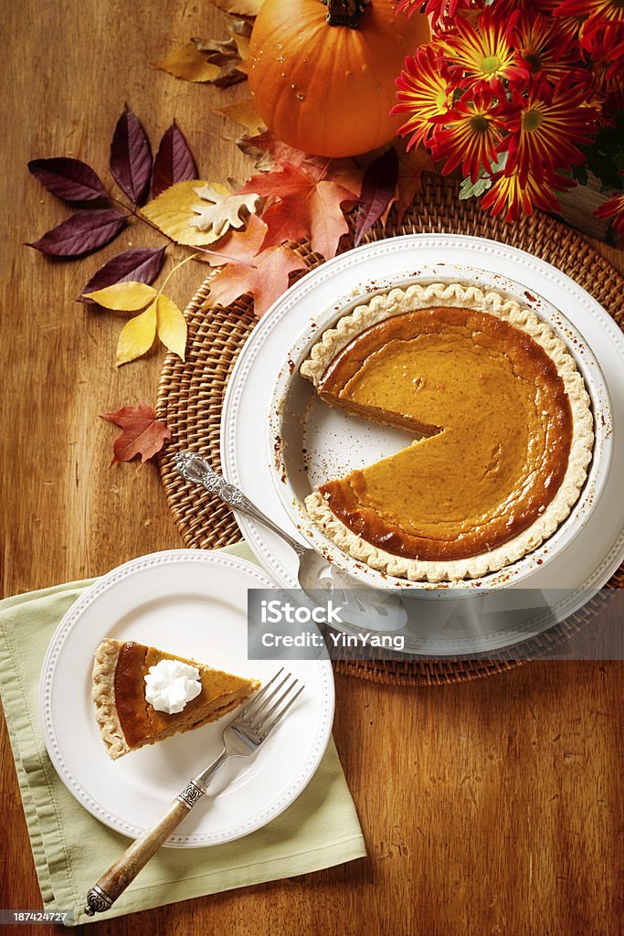 Fatia de torta de abóbora tradicional ambiente Vertical no outono - Foto de stock de Torta de Abóbora royalty-free