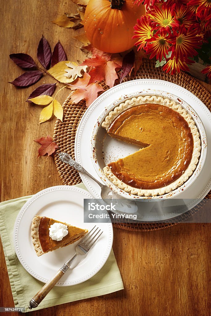 Тыквенный пирог Slice в традиционной обстановке вертикальные Осенний - Стоковые фото Тыквенный пирог роялти-фри