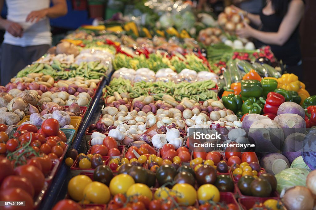 Assortiment de légumes au marché Farmers Market - Photo de Ail - Légume à bulbe libre de droits