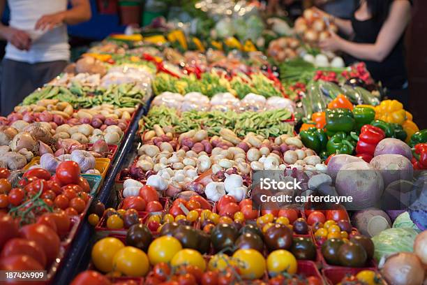 Photo libre de droit de Assortiment De Légumes Au Marché Farmers Market banque d'images et plus d'images libres de droit de Ail - Légume à bulbe - Ail - Légume à bulbe, Amérique du Nord, Brassicaceae