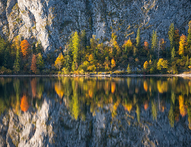 秋の反射「panorama 」－湖 altaussee ,オーストリア - bad aussee ストックフォトと画像