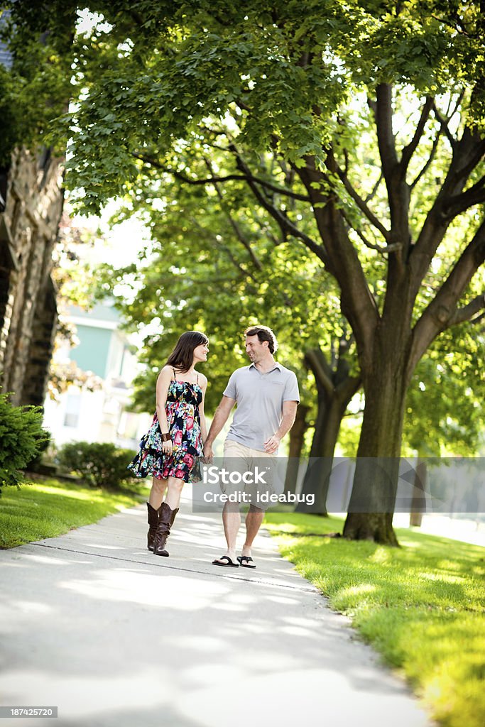 Glückliches Paar gehen auf Bürgersteig zusammen am Sommertag - Lizenzfrei Gehen Stock-Foto