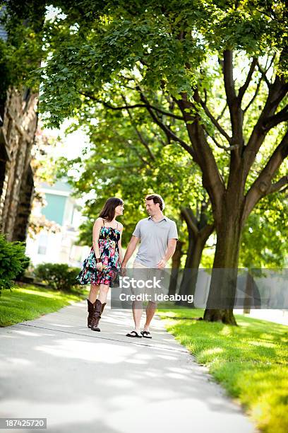 Glückliches Paar Gehen Auf Bürgersteig Zusammen Am Sommertag Stockfoto und mehr Bilder von Gehen