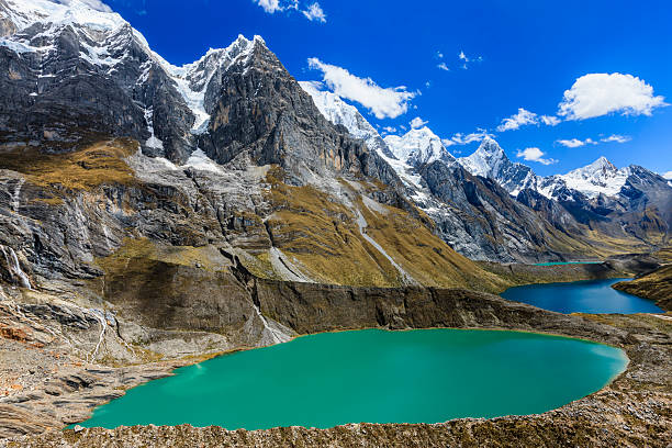 ponto de tres lagunas nos andes peruanos, américa do sul - mountain peru cordillera blanca mountain range - fotografias e filmes do acervo