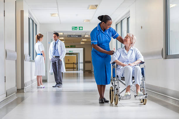 노인 여성 환자 휠체어, 간호사 - 영국 국민의료보험 뉴스 사진 이미지