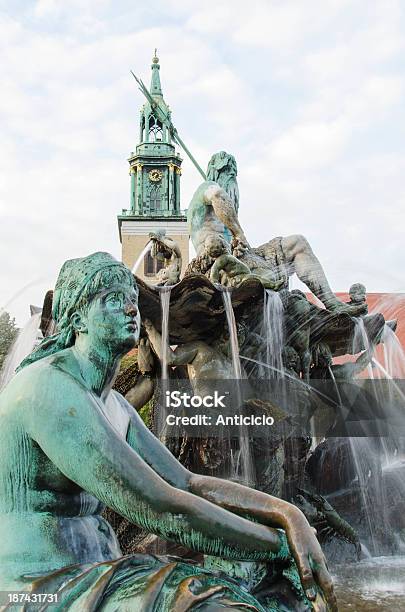 Neptunbrunnen Fountaine Neptune В Берлине Германия — стоковые фотографии и другие картинки Александерплац