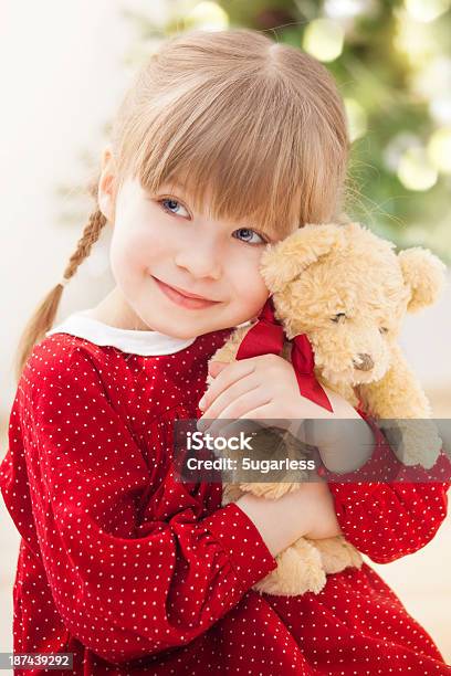 Kleines Mädchen Umarmen Teddybär Stockfoto und mehr Bilder von Kind - Kind, Spielzeug, Weihnachten