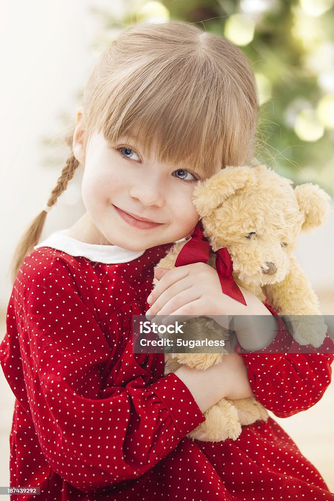 Petite fille Embrasser ours en peluche - Photo de Enfant libre de droits