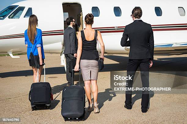 De Ir Foto de stock y más banco de imágenes de Adulto - Adulto, Aeropuerto, Alegre