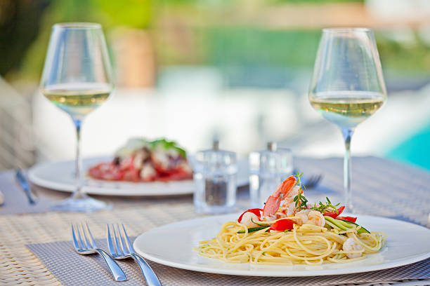 pasta con pescados, mariscos y vino blanco en el restaurante en el verano - restaurant pasta italian culture dinner fotografías e imágenes de stock