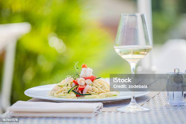 Pasta Con Pescados Mariscos Y Vino Blanco En El Restaurante En El Verano Foto de stock y más banco de imágenes de Elegancia