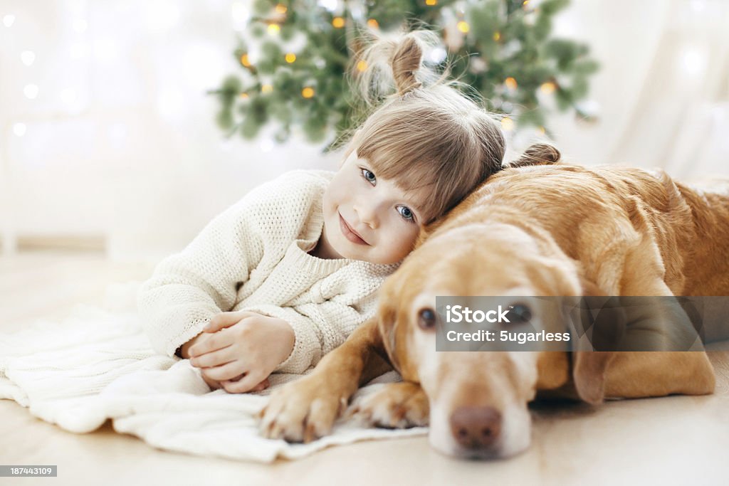 Kleine Mädchen und Hund - Lizenzfrei Attraktive Frau Stock-Foto