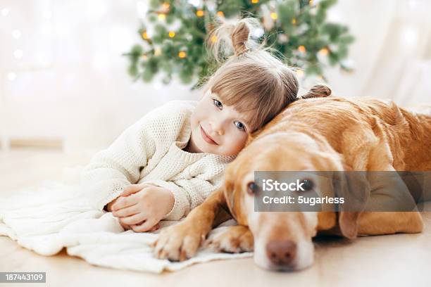 Kleine Mädchen Und Hund Stockfoto und mehr Bilder von Attraktive Frau - Attraktive Frau, Blick in die Kamera, Braun