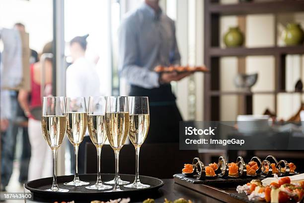 Receptiondrinks Stockfoto und mehr Bilder von Schnittchen - Schnittchen, Schaumwein, Gastronomieberuf