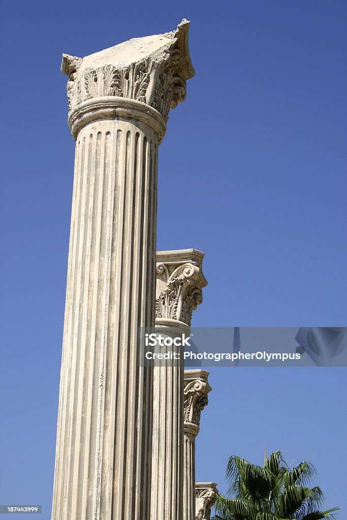 Złamana grecka kolumna - Zbiór zdjęć royalty-free (Architektura)