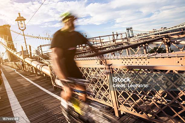 Bicicleta Sobre El Puente De Brooklyn Foto de stock y más banco de imágenes de Actividad - Actividad, Adulto, Andar