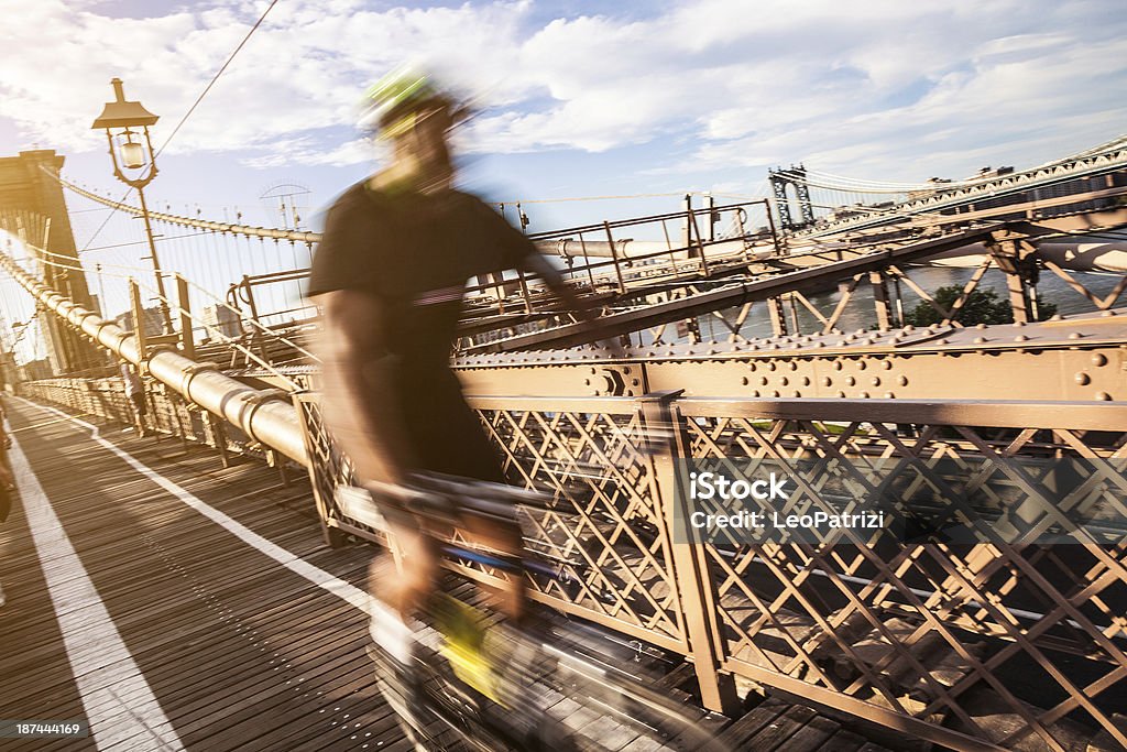 Jazda na rowerze na Brooklyn Bridge - Zbiór zdjęć royalty-free (Bicykl)