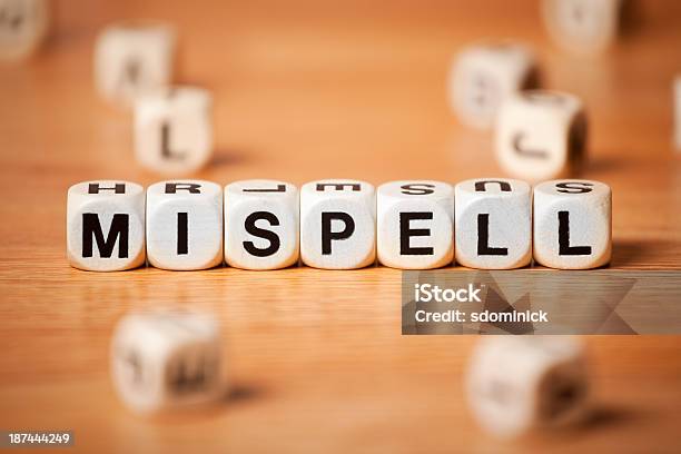 Irónicamente Mispell La Palabra Mal Escrita Foto de stock y más banco de imágenes de Falta de ortografía - Falta de ortografía, Una palabra, Bloque - Forma