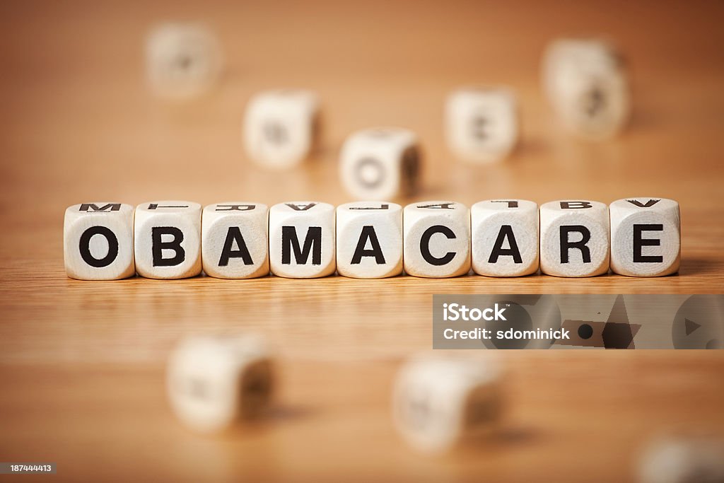 La parola OBAMACARE scritto nella lettera In caduta - Foto stock royalty-free di A forma di blocco