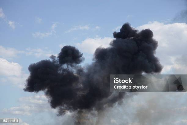 Foto de Nuvem De Fumaça e mais fotos de stock de Bomba - Bomba, Céu - Fenômeno natural, Espetáculo aéreo