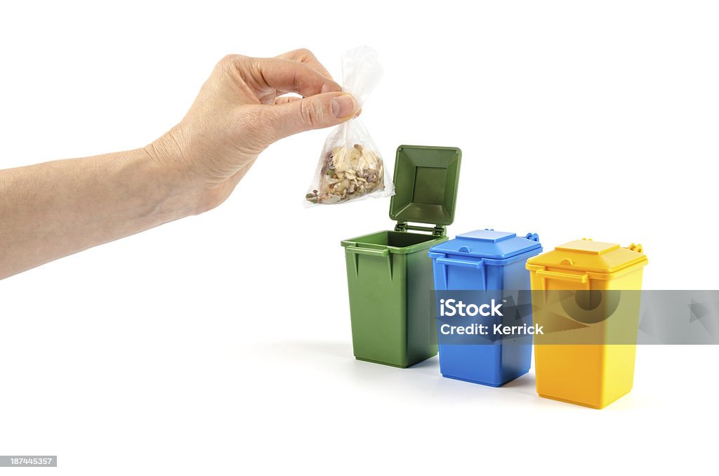 Recycling-Hand putting Abfälle in einen Mülleimer - Lizenzfrei Müll Stock-Foto