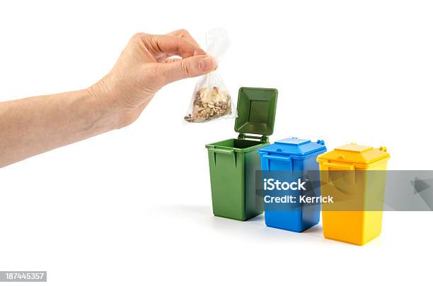 Recyclinghand Putting Abfälle In Einen Mülleimer Stockfoto und mehr Bilder von Müll - Müll, Humor, Klein