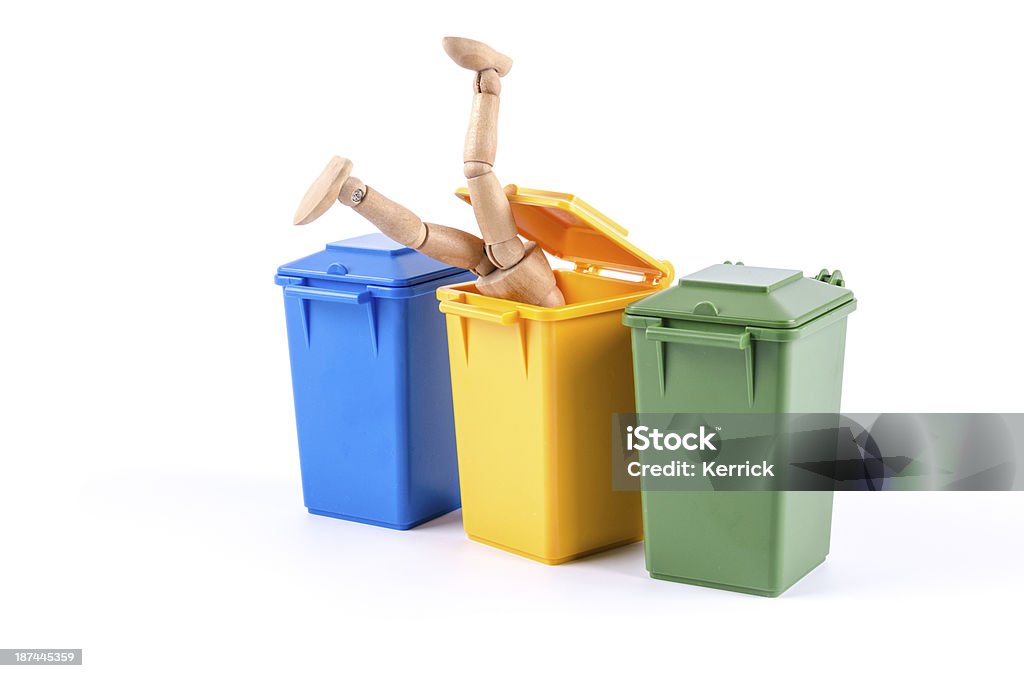 Recycling? Hölzerne Kleiderpuppe in Mülleimer - Lizenzfrei Arbeitslosigkeit Stock-Foto