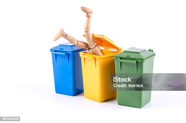 Recycling Hölzerne Kleiderpuppe In Mülleimer Stockfoto und mehr Bilder von Arbeitslosigkeit - Arbeitslosigkeit, Blau, Fallen