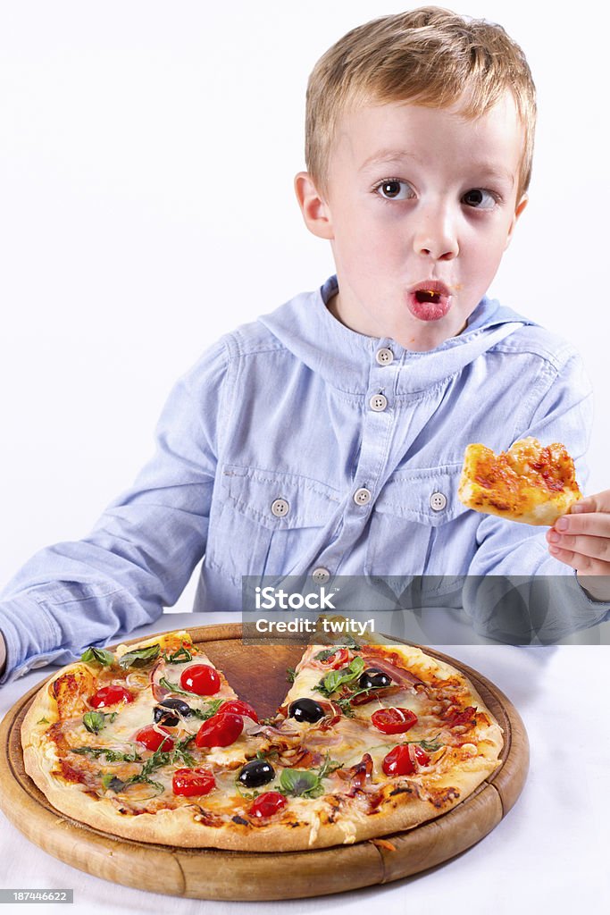 Petit garçon avec une pizza - Photo de 4-5 ans libre de droits