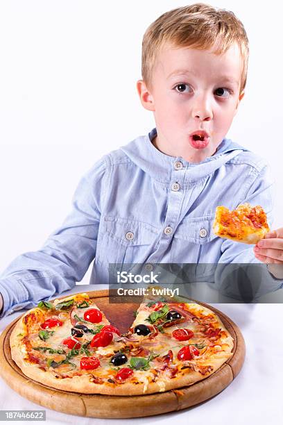 Photo libre de droit de Petit Garçon Avec Une Pizza banque d'images et plus d'images libres de droit de 4-5 ans - 4-5 ans, Aliment, Alimentation lourde