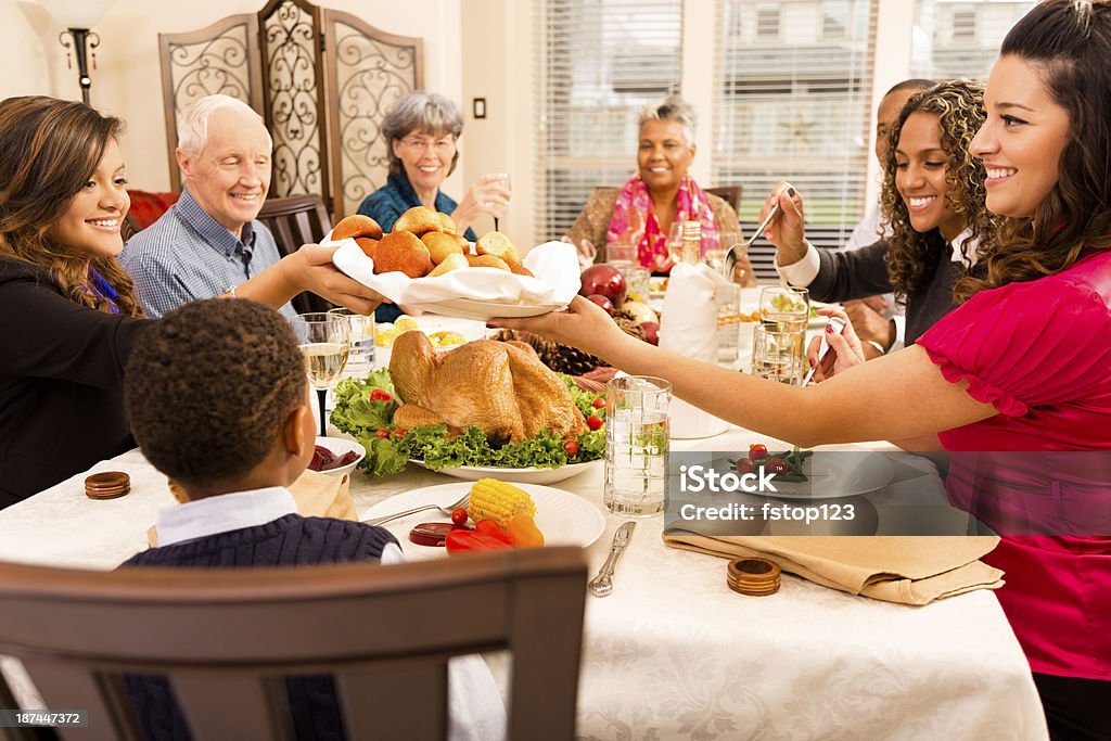 祝日： ご家族、ご友人とのディナーには、「シニアウーマンズいただけます。 - 感謝祭のロイヤリティフリーストックフォト