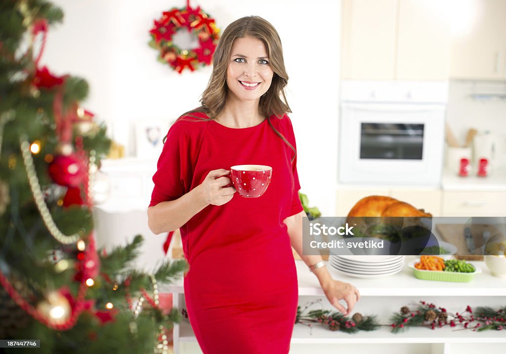Mulher a preparar Peru Assado para o jantar de Natal. - Royalty-free Caneca Foto de stock