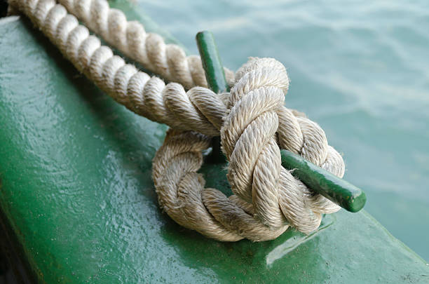 statku s węzeł - moored nautical vessel tied knot sailboat zdjęcia i obrazy z banku zdjęć