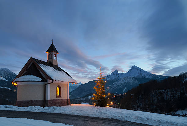 istock Small mountain chapel with a Christmas tree on the outside 187447776