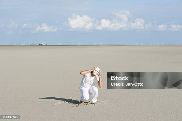 Foto de Homem Anônimo Ter Medo e mais fotos de stock de Adulto - Adulto, Apavorado, Areia