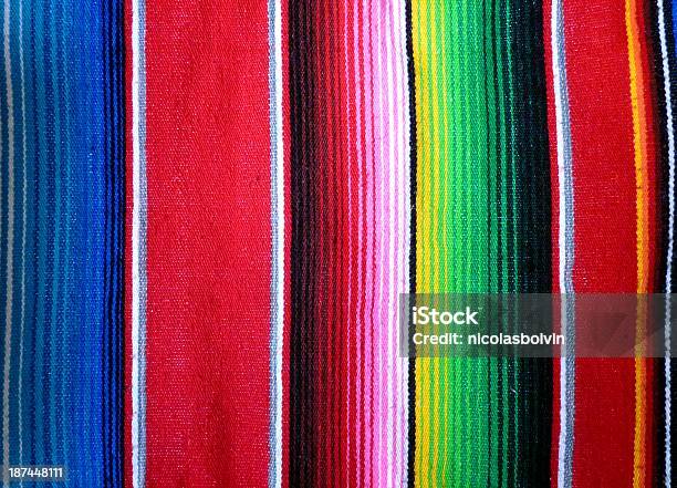 Mexican Ponczo Tle - zdjęcia stockowe i więcej obrazów Kultura gwatemalska - Kultura gwatemalska, Tkanina, Wzór - Opis