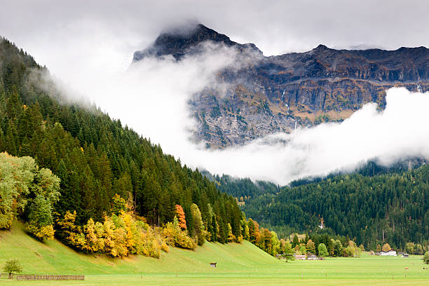 outono paisagem de bernese oberland suíça - wildstrubel imagens e fotografias de stock