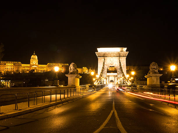 chain bridge, de nuit - illumunated photos et images de collection