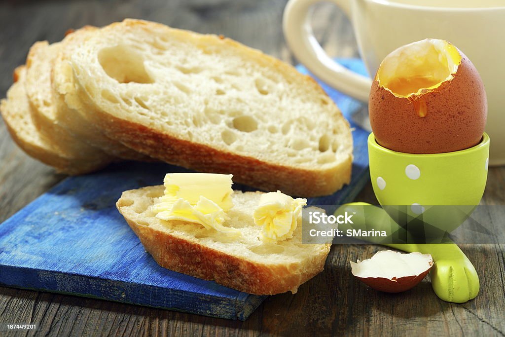 Biały chleb i masło i jajka na stojaku. - Zbiór zdjęć royalty-free (Bez ludzi)