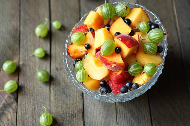 salada fresca com pêssego e groselha verde - berry fruit currant variation gooseberry imagens e fotografias de stock