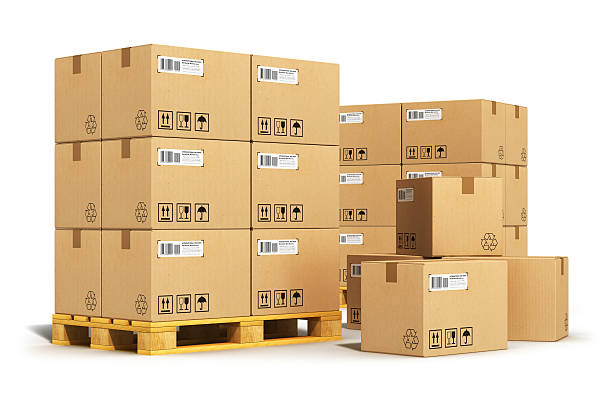 cajas de cartón sobre paletas de envío - caja de cartón fotografías e imágenes de stock