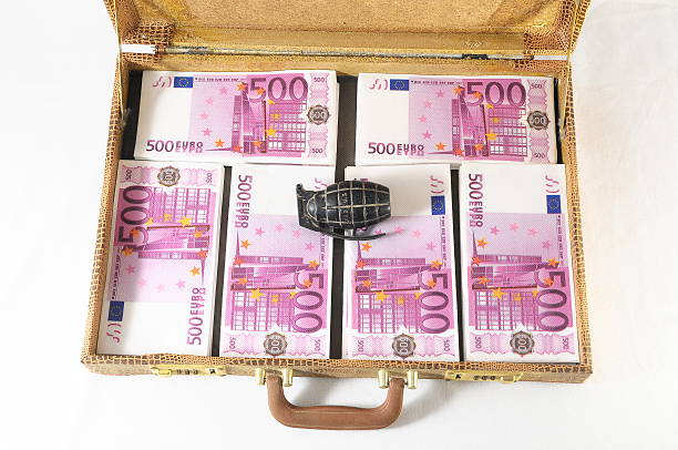 istock Suitcase Full of Banknotes 187458275