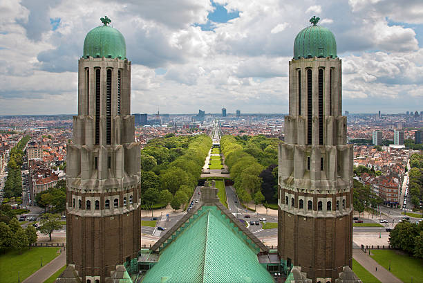 outlook de bruxelles-national basilique - brussels basilica photos et images de collection