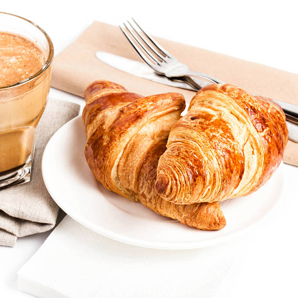 desayuno con una taza de café y medialunas en un plato - bread food french currency freshness fotografías e imágenes de stock