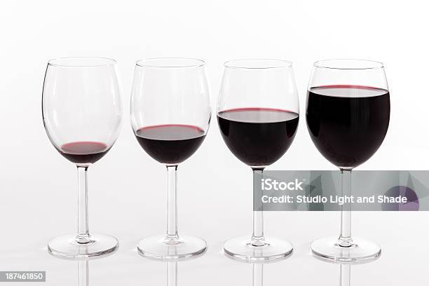 Óculos Com Diferentes Quantidades De Vinho Tinto - Fotografias de stock e mais imagens de Cheio - Cheio, Copo de Vinho, Copo